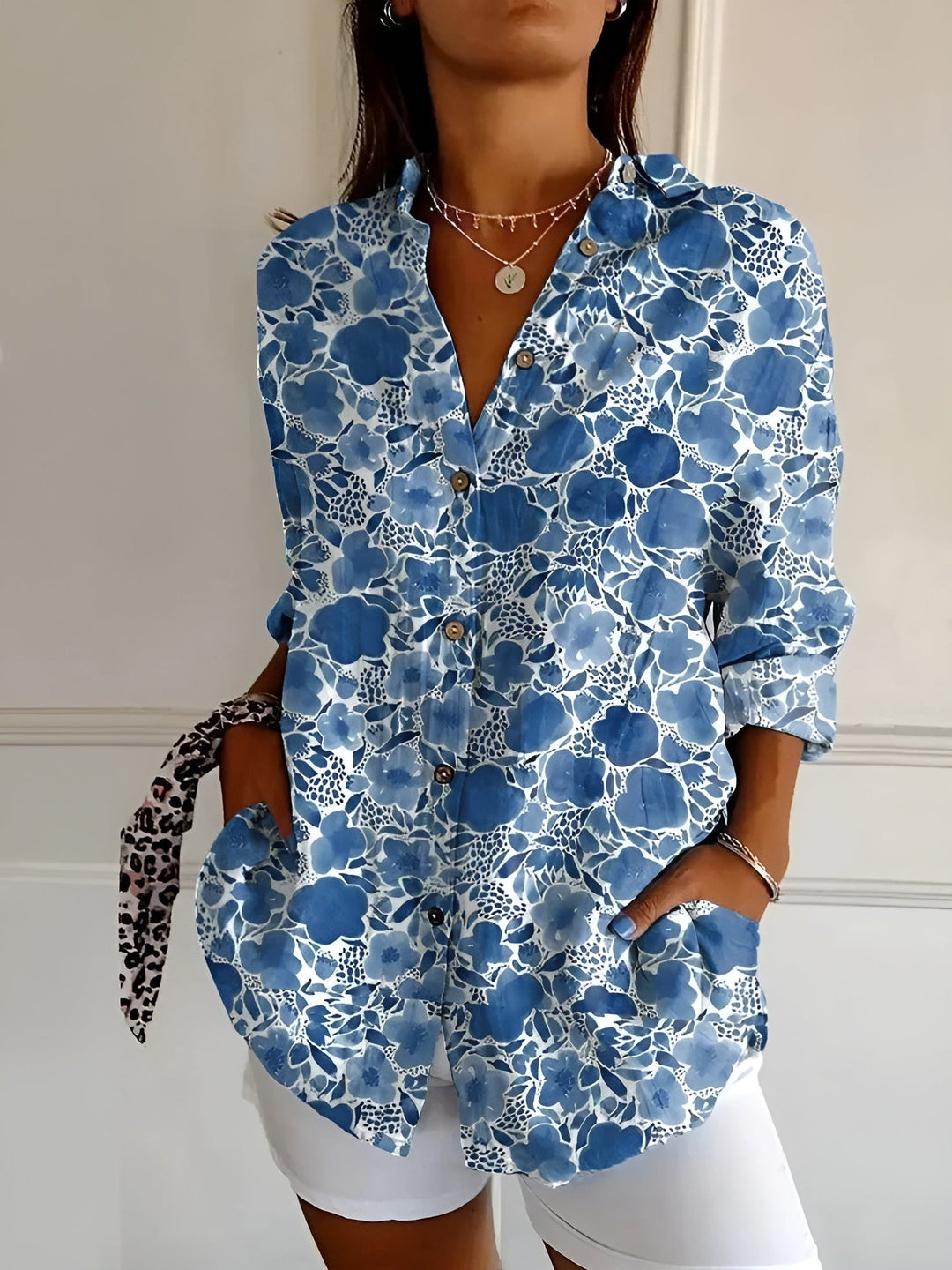 Baumwoll_Bluse_fuer_Damen_Florales_Muster_mit_Knopfleiste_1
