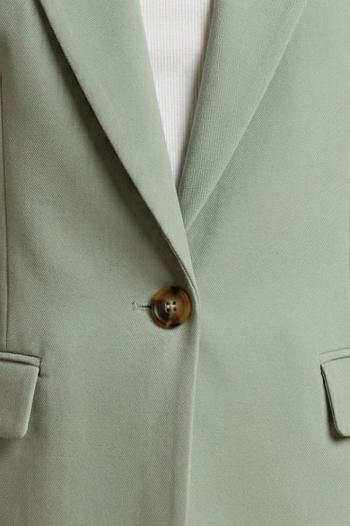 Blazer_fuer_Damen_Aermellos_mit_Reverskragen_und_Taschen_4