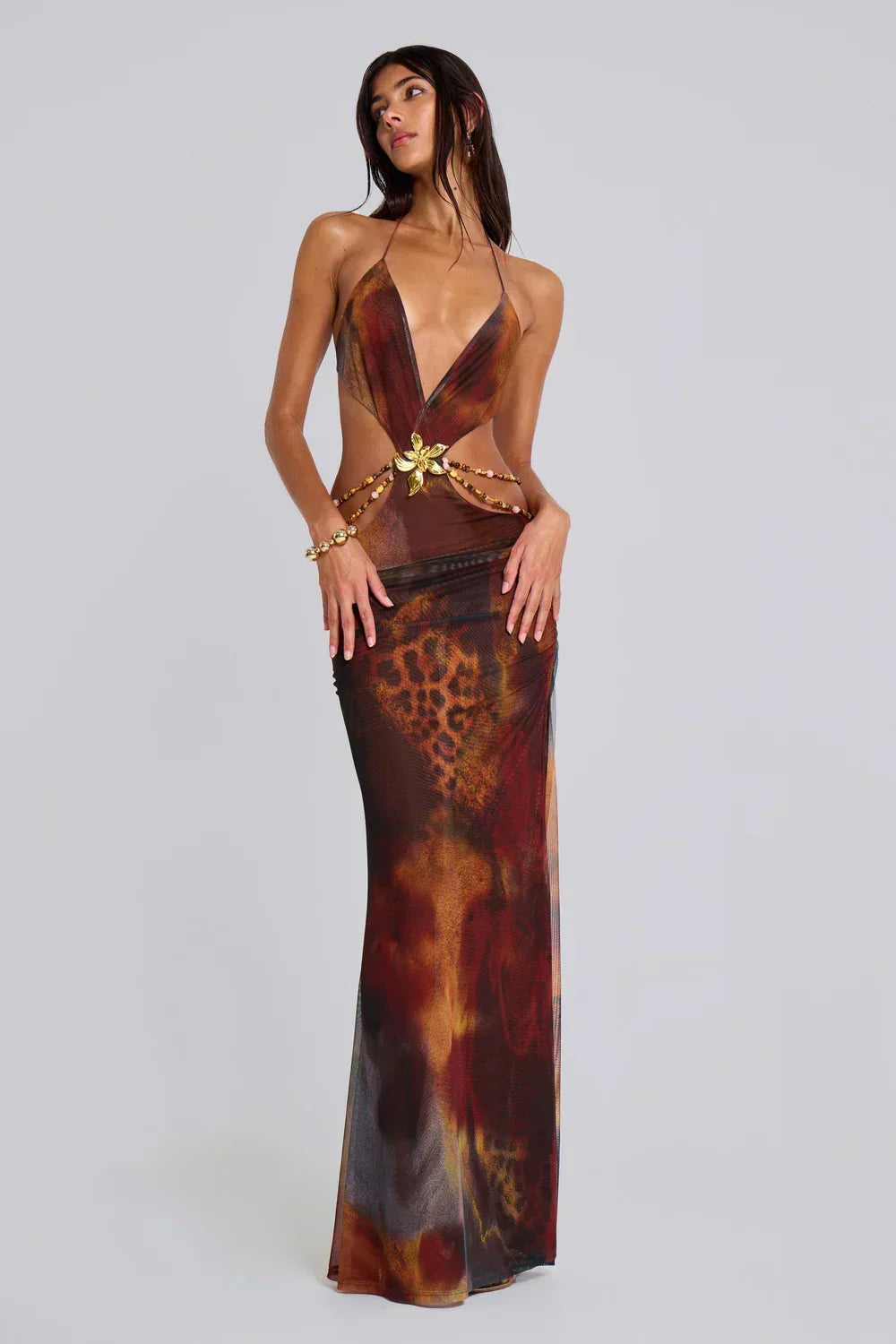 Braunes_langes_Leo_Print_Kleid_mit_Cut_outs_fuer_Damen_1