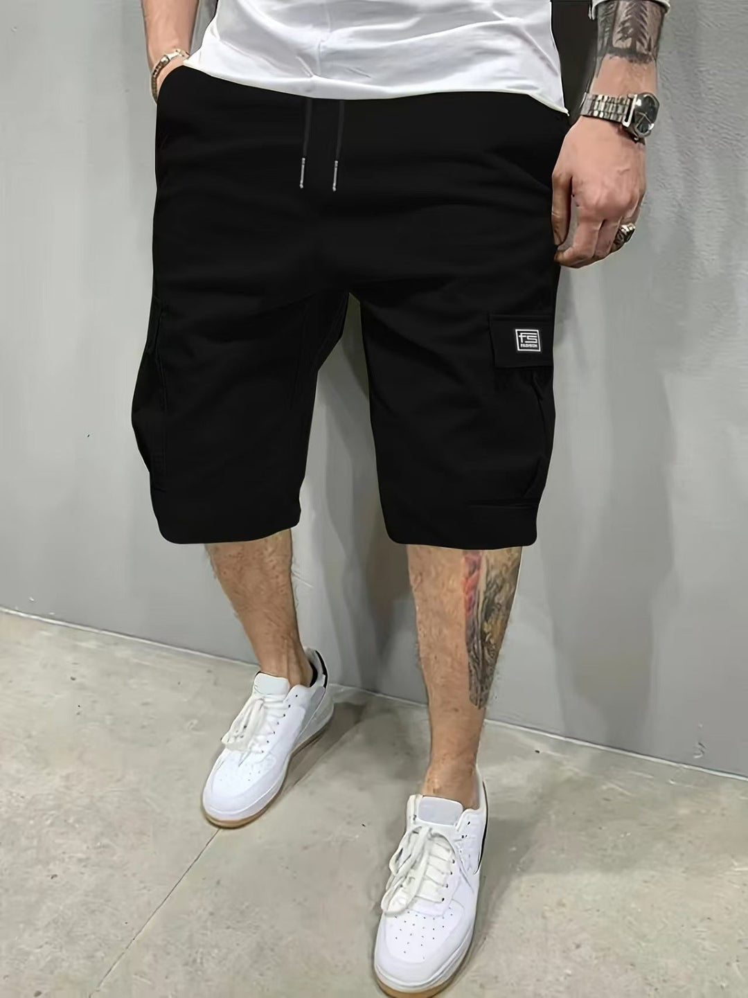 Cargo_Shorts_fuer_Herren_Kordelzug_und_seitliche_Taschen_1