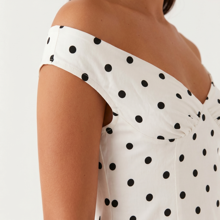 Abito corto a pois con spalle scoperte e baschina da donna