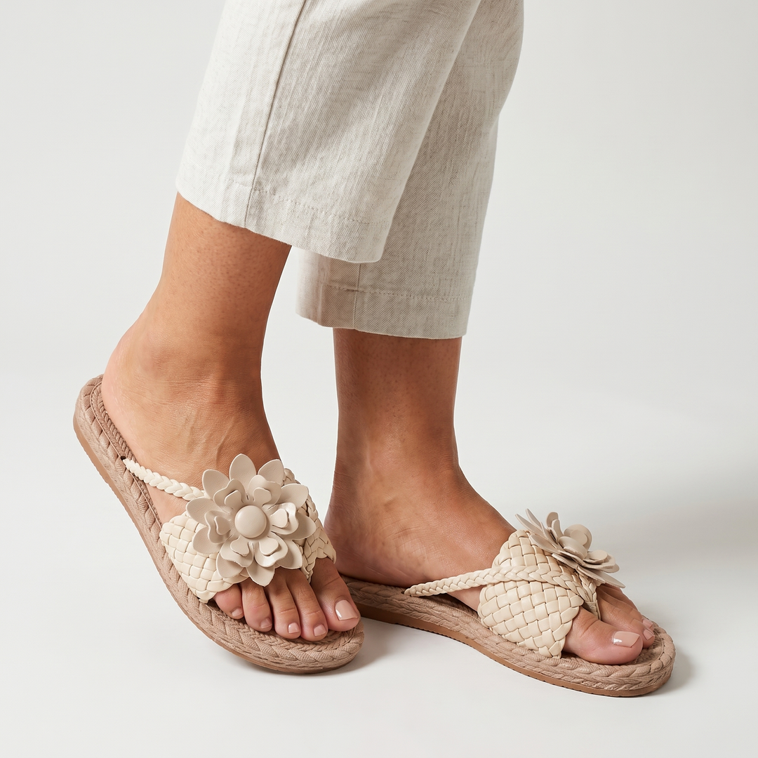 Flat sandals with floral pattern and braided straps for women