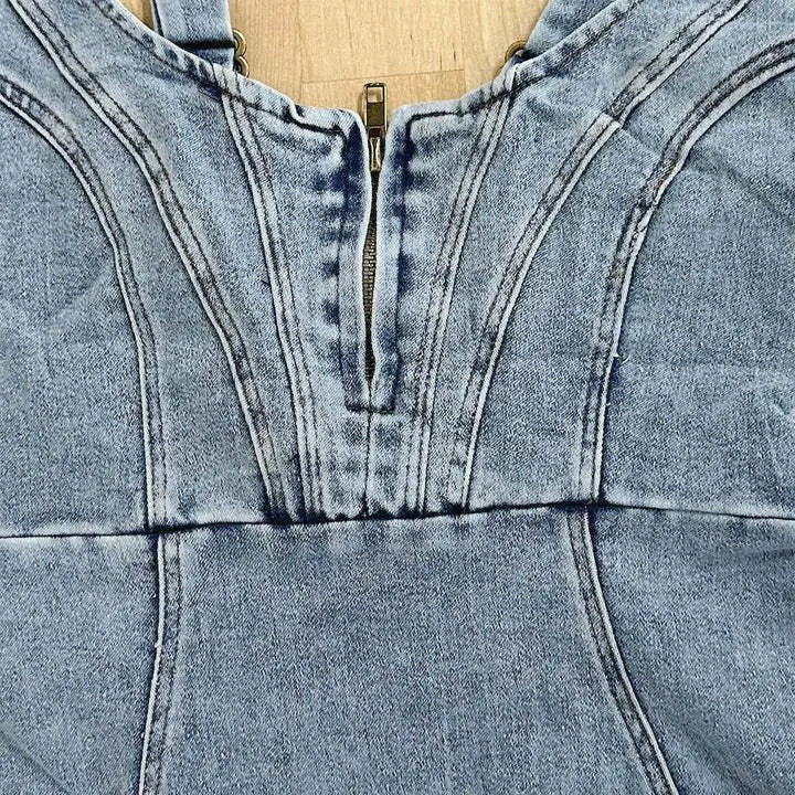 Jeanskleid_schmal_geschnitten_mit_verstellbaren_Traegern_fuer_Damen_3