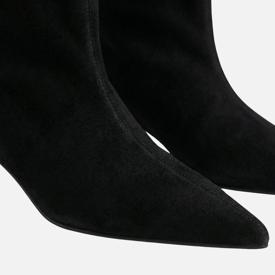 Stivaletti in camoscio con tacco kitten e punta affilata da donna