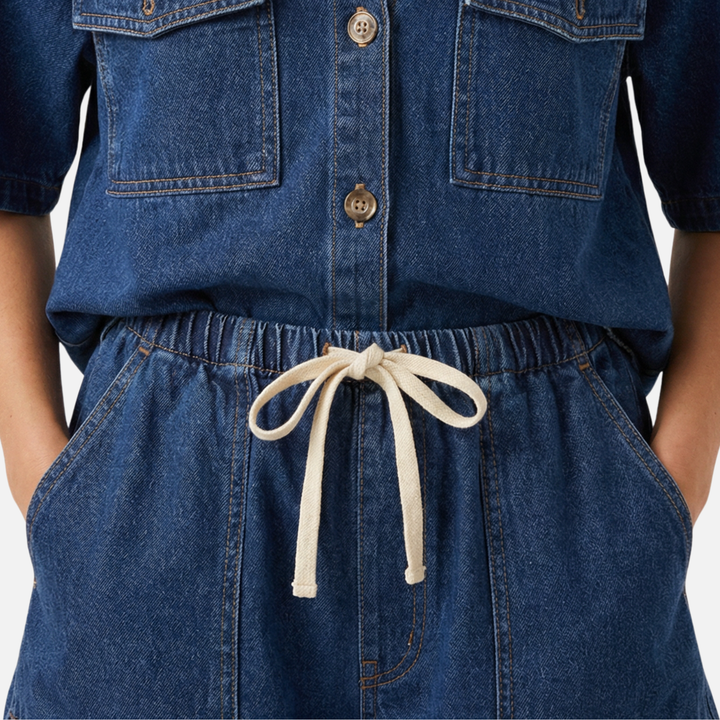 Lässiges Damen-Set aus Jeanshemd und Shorts mit elastischem Bund