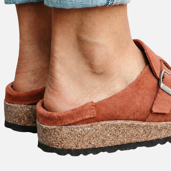 Mules slip-on de acabado mate con correa ajustable para mujer