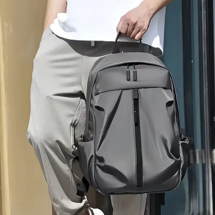 Minimalistischer_Rucksack_mit_USB_Ladeanschluss_und_Reissverschlussfa_5