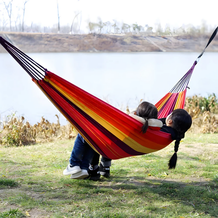 Outdoor_Stoffhangematte_Gestreiftes_Design_mit_Seilschlaufen_3