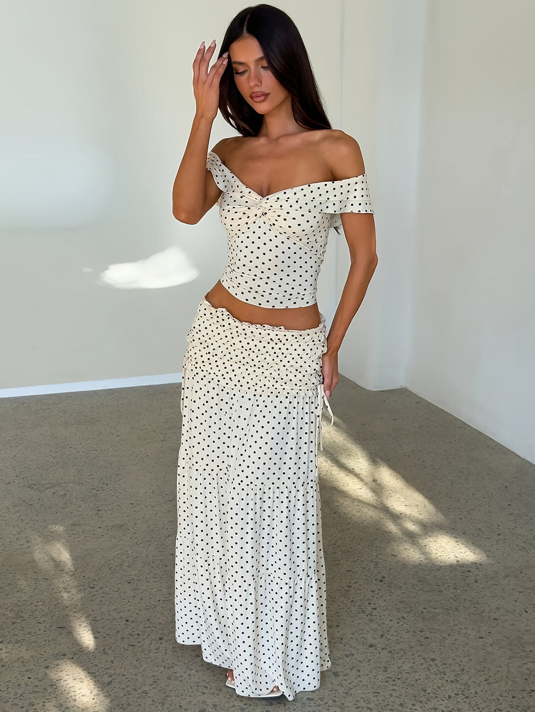 Polka_Dot_Zweiteiler_fuer_Damen_Schulterfreies_Set_mit_Maxirock_2