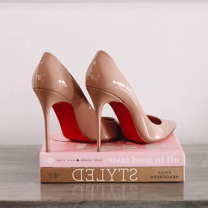 Zapatos de tacón stiletto con punta afilada y acabado en charol para mujer