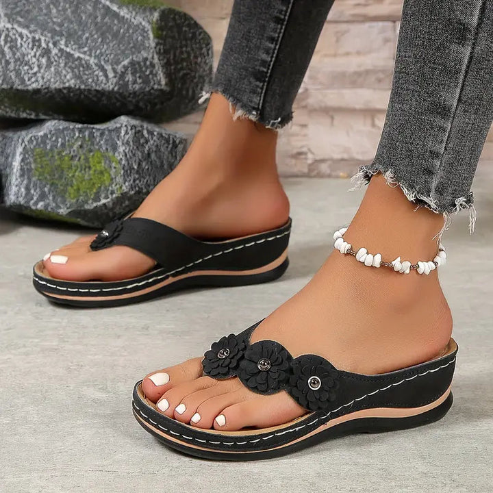 Wildleder_Keilsandalen_f_r_Damen_Zehentrenner_mit_Blumenakzenten_10