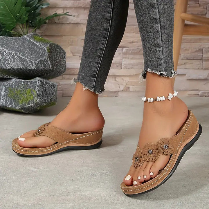 Wildleder_Keilsandalen_f_r_Damen_Zehentrenner_mit_Blumenakzenten_13