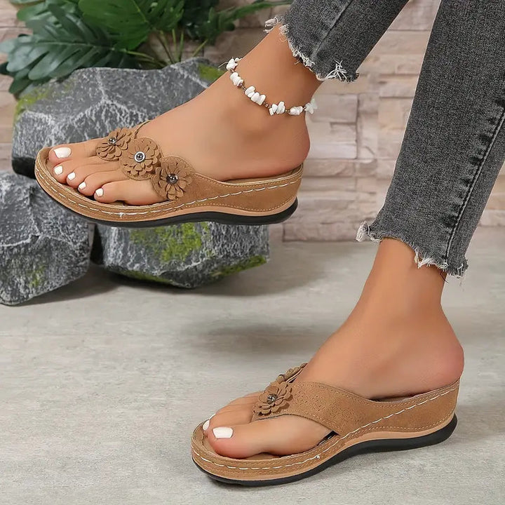 Wildleder_Keilsandalen_f_r_Damen_Zehentrenner_mit_Blumenakzenten_5