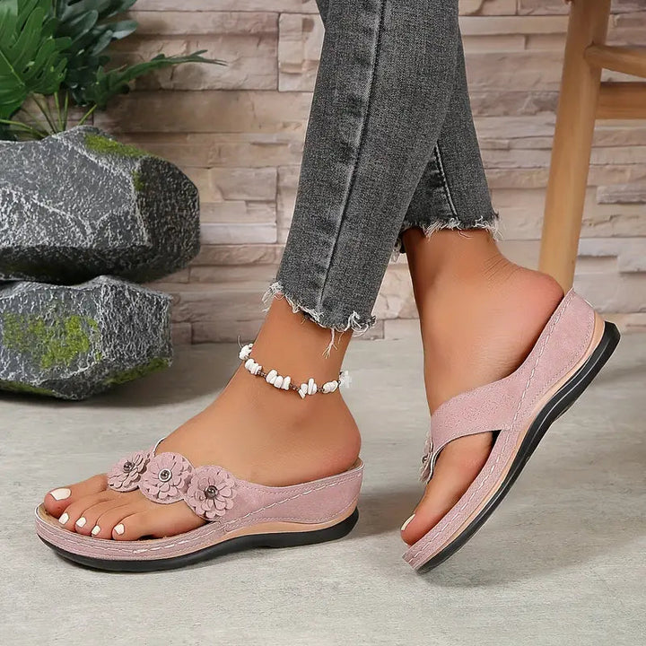 Wildleder_Keilsandalen_f_r_Damen_Zehentrenner_mit_Blumenakzenten_8